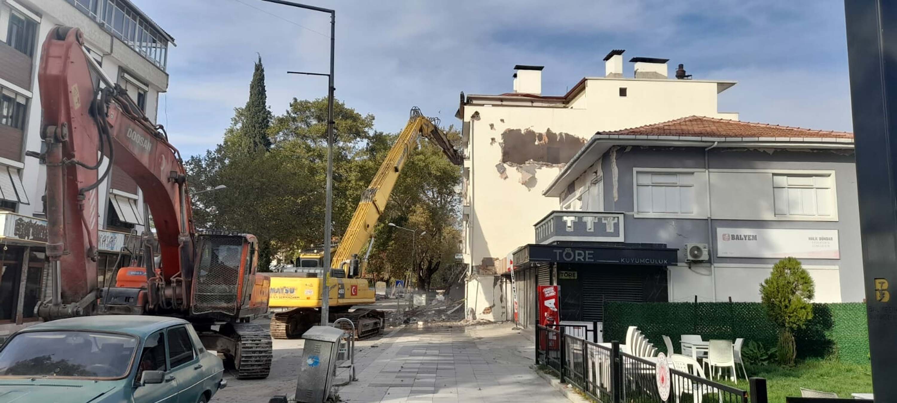 Sındırgı'da Yıkılmaya Mahkum Ağır Hasarlı Yapılar Tek Tek Tarihe Karışıyor!