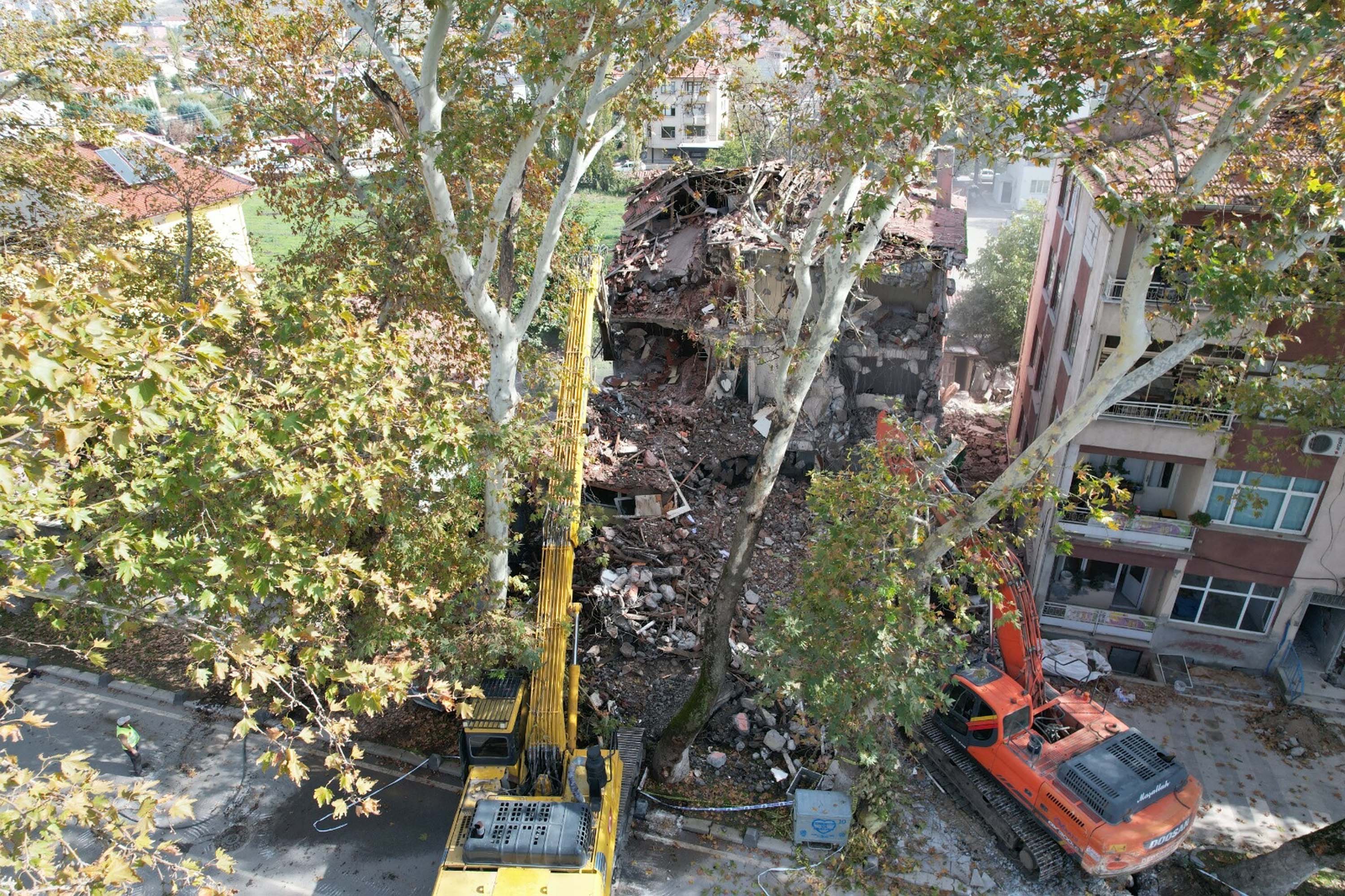 Sındırgı'da Yıkılmaya Mahkum Ağır Hasarlı Yapılar Tek Tek Tarihe Karışıyor!