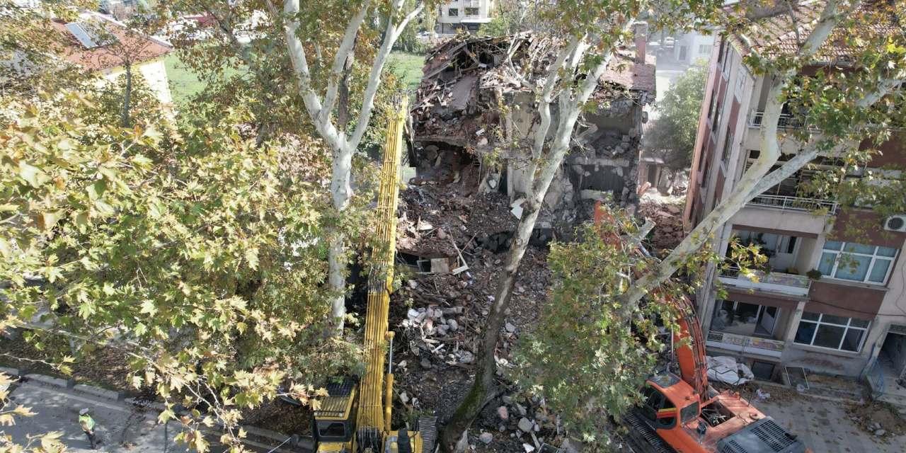 Sındırgı’da Yıkılmaya Mahkum Ağır Hasarlı Yapılar Tek Tek Tarihe Karışıyor!