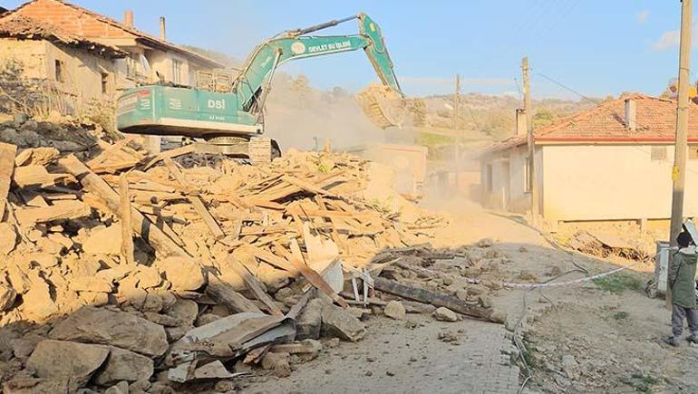 Sındırgı’da yıkım başladı! Depremin ardından mahalle şantiye alanına döndü 1 Sındırgı’da yıkım başladı! Depremin ardından mahalle şantiye alanına döndü