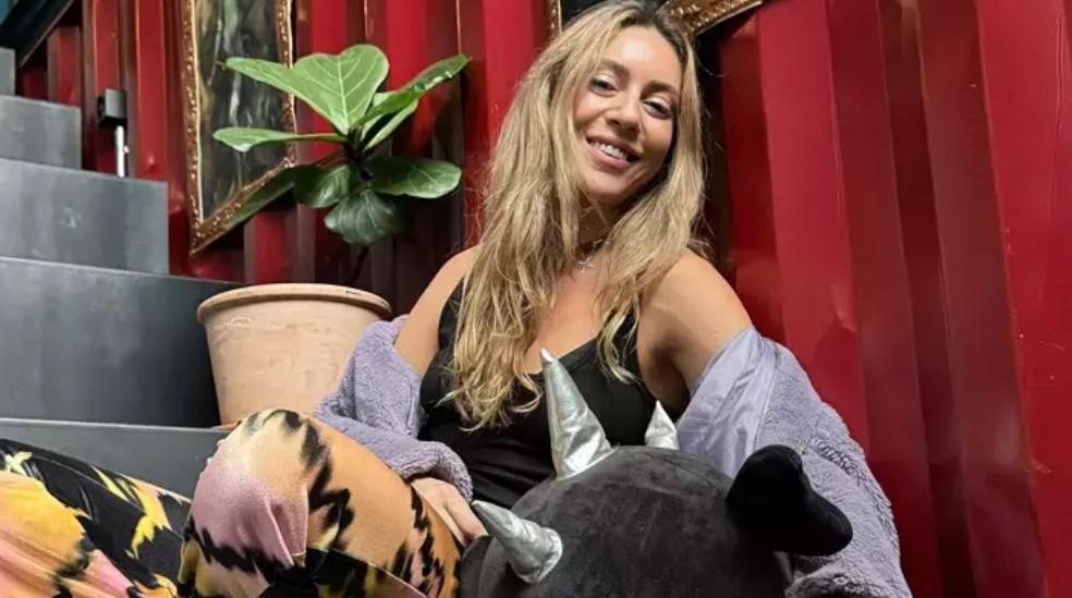 Sinem Kobal'dan siyah beyaz paylaşım! Pozlarına beğeni yağmuru 4 Sinem Kobal'dan siyah beyaz paylaşım! Pozlarına beğeni yağmuru