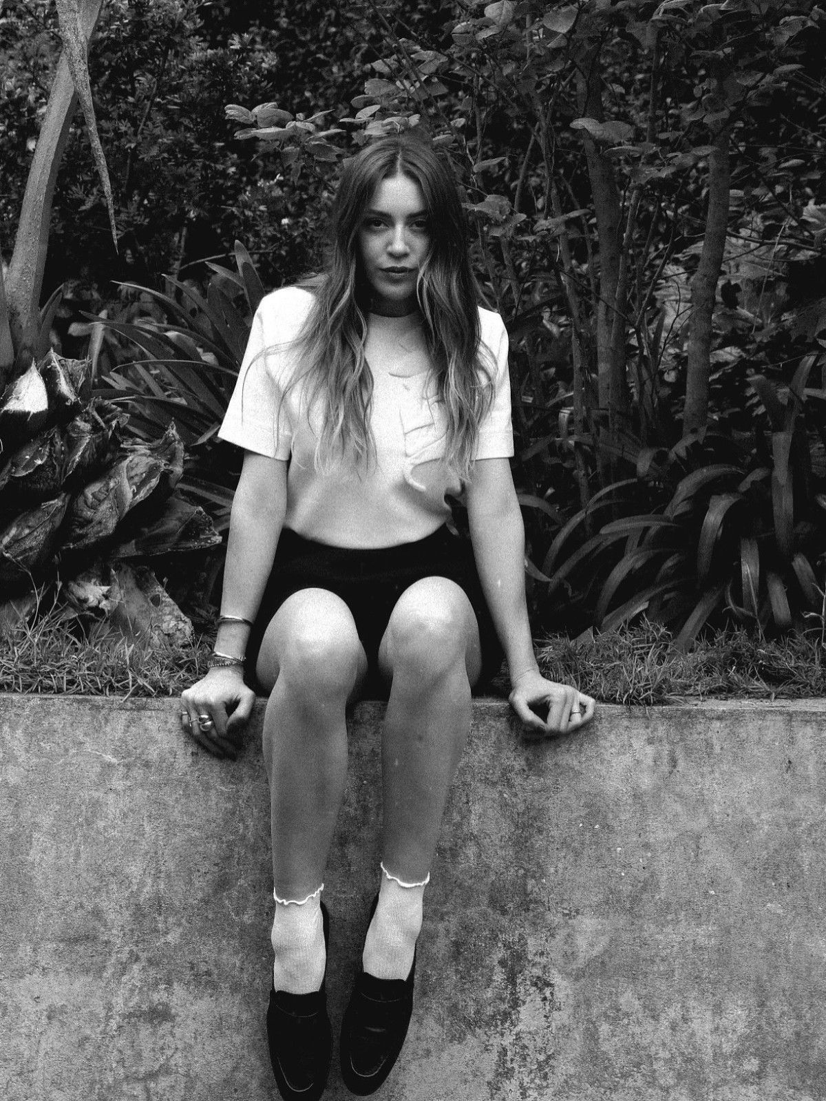 Sinem Kobal'ın Siyah-Beyaz Büyüsü: Pozlarıyla Hayranlarını Kendine Hayran Bıraktı