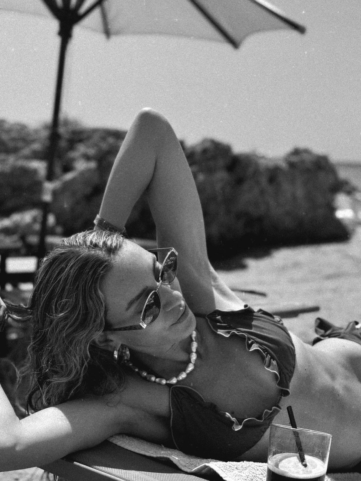 Sinem Kobal'ın Siyah-Beyaz Büyüsü: Pozlarıyla Hayranlarını Kendine Hayran Bıraktı