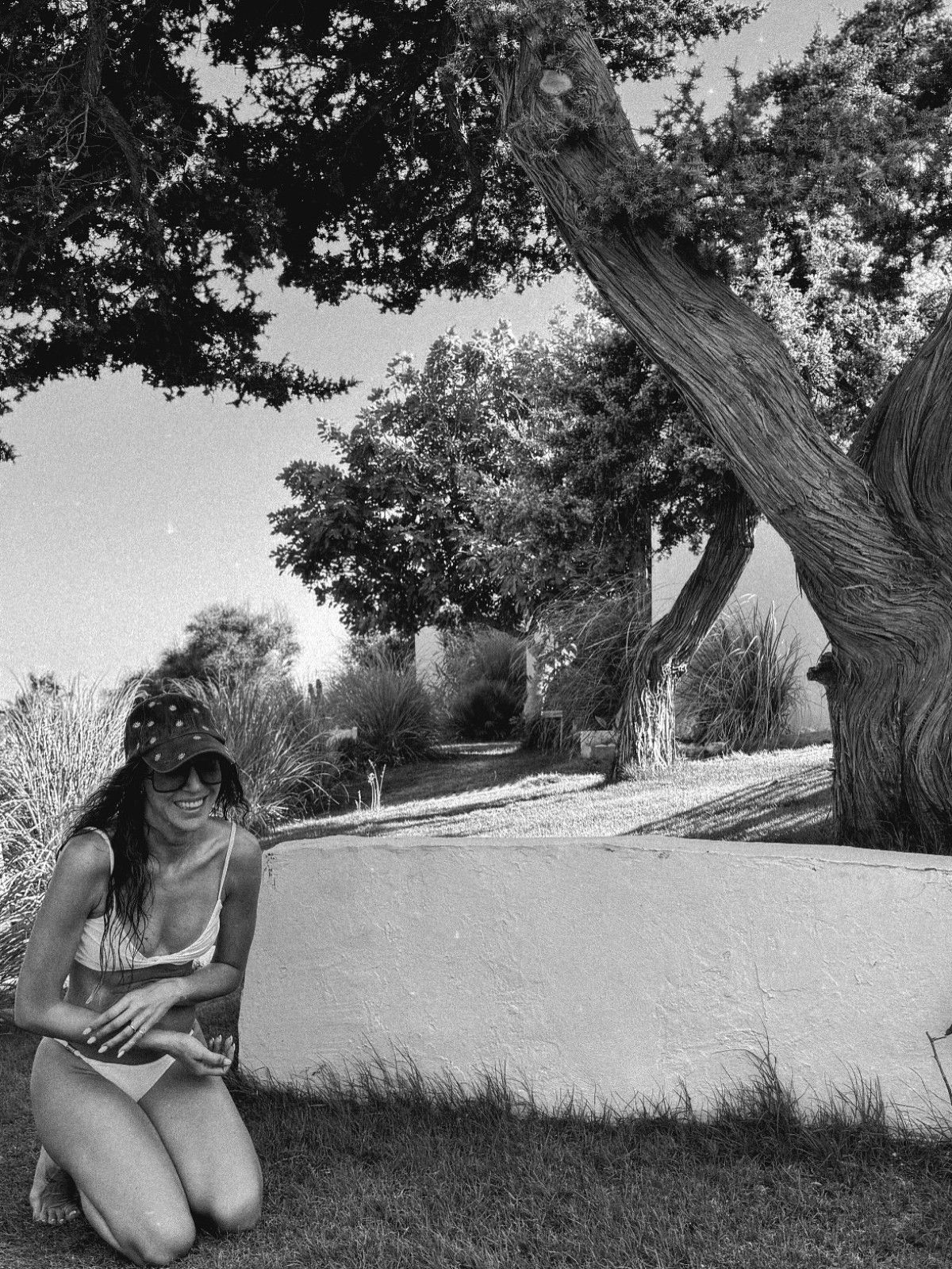 Sinem Kobal'ın Siyah-Beyaz Büyüsü: Pozlarıyla Hayranlarını Kendine Hayran Bıraktı