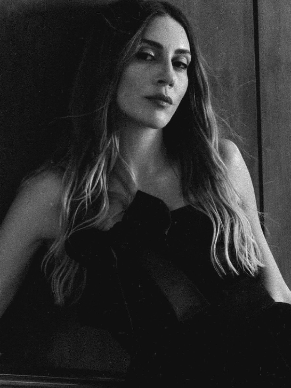 Sinem Kobal'ın Siyah-Beyaz Büyüsü: Pozlarıyla Hayranlarını Kendine Hayran Bıraktı