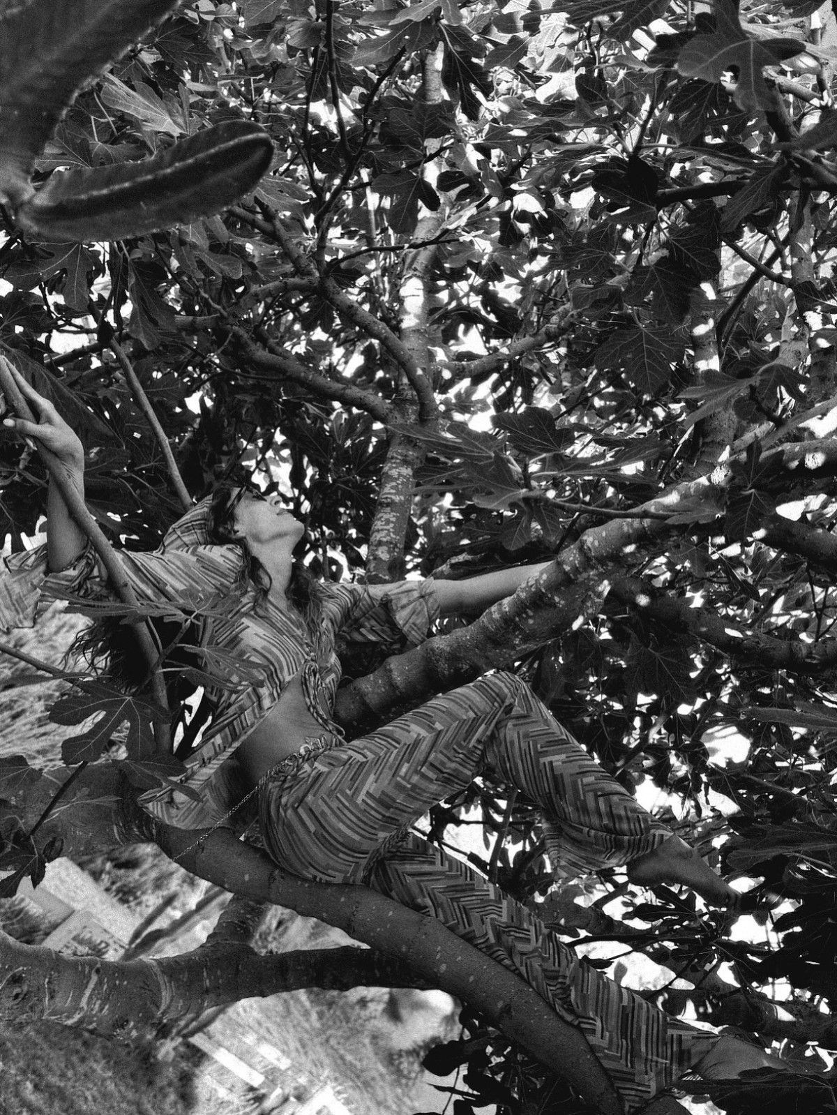 Sinem Kobal'ın Siyah-Beyaz Büyüsü: Pozlarıyla Hayranlarını Kendine Hayran Bıraktı