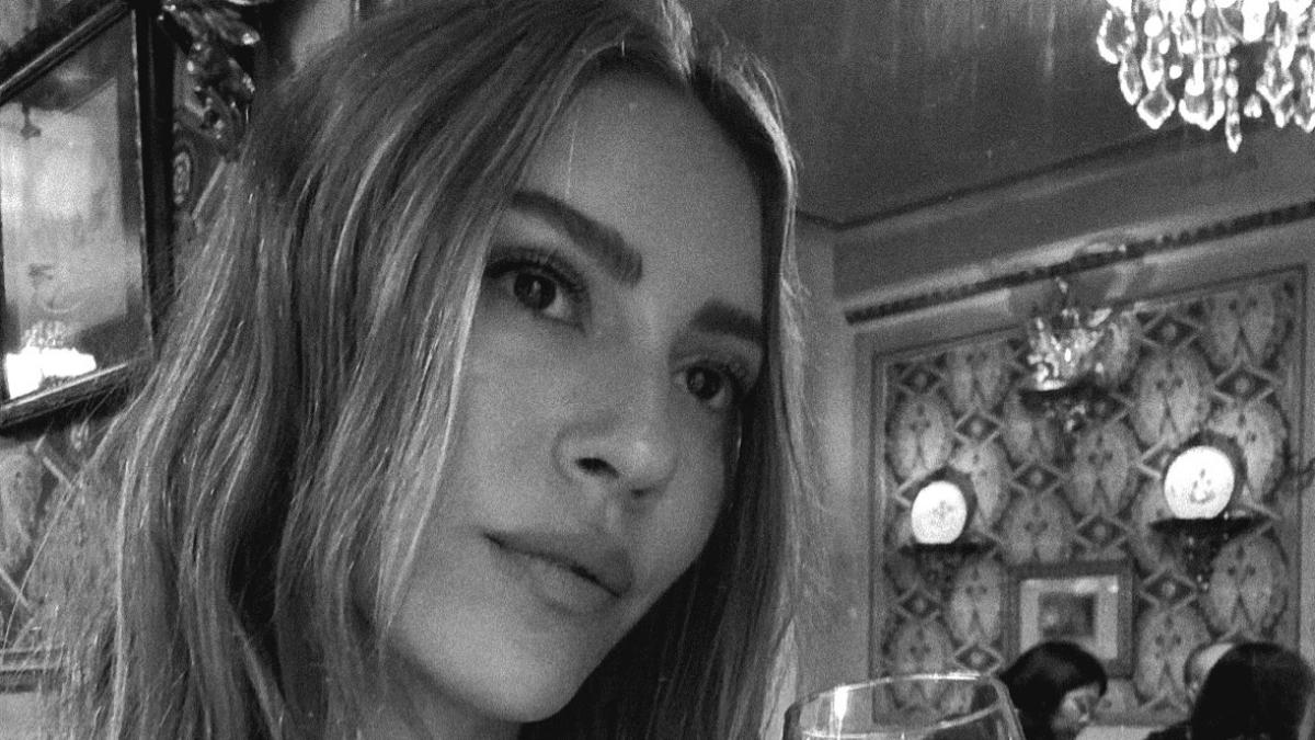 Sinem Kobal’ın Siyah-Beyaz Büyüsü: Pozlarıyla Hayranlarını Kendine Hayran Bıraktı