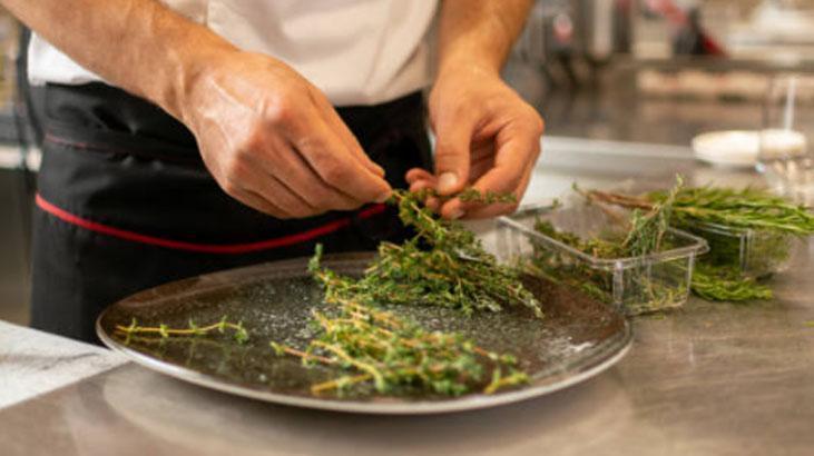 Şipşak ve pratik: Taze otları yapraklarına zarar vermeden ayırın