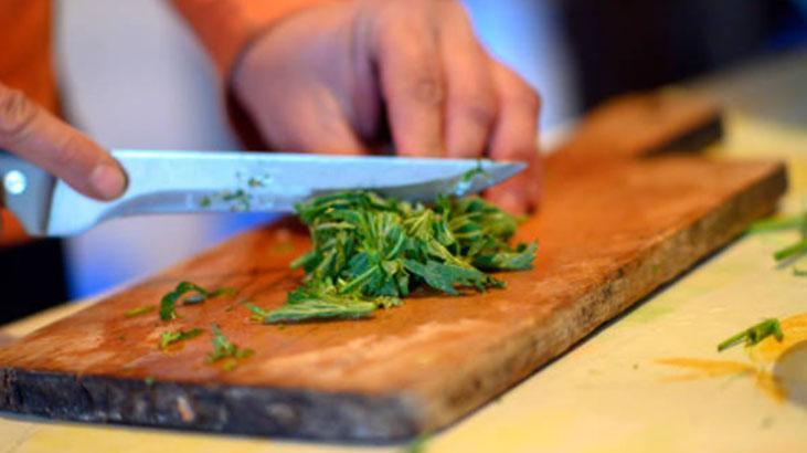 Şipşak ve pratik: Taze otları yapraklarına zarar vermeden ayırın