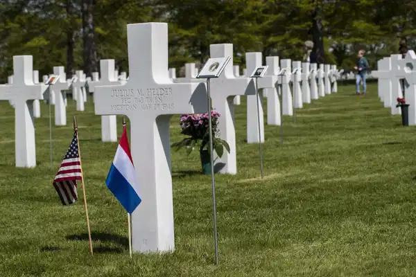 Siyahi askerleri onurlandıran panolar sessizce kaldırıldı