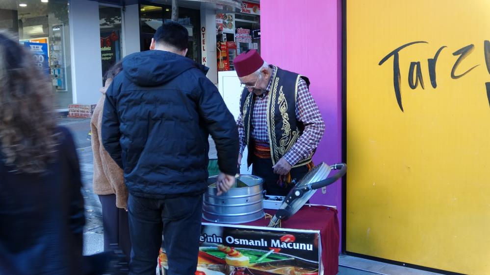 Sokakların Ustası: 11 Yaşında Başlayıp 65 Yıldır Mesleğini Yaşatan Efsanevi Hikaye