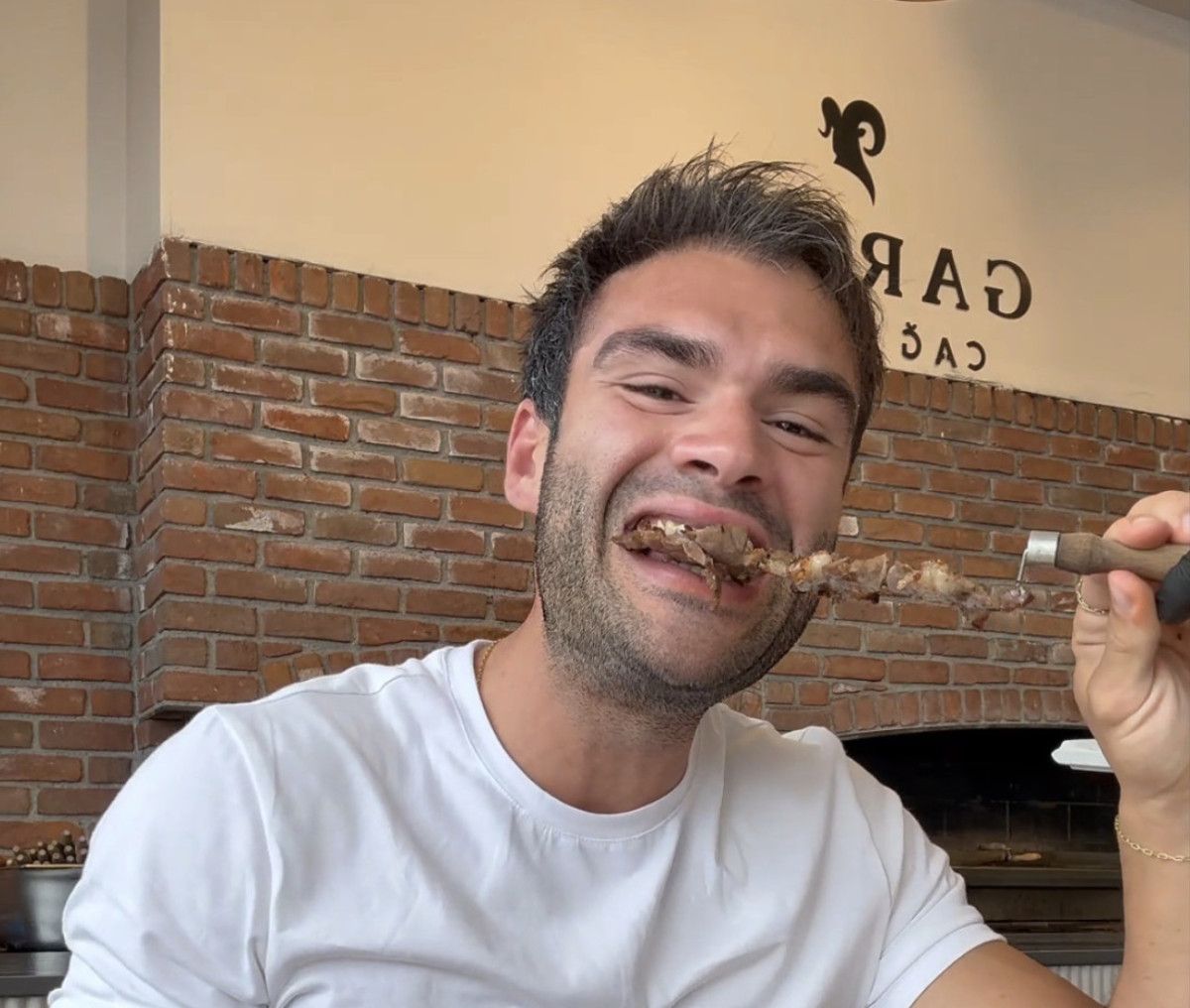 Sosyal Medya Fenomeni, Tek Oturuşta 36 Cağ Kebabıyla Rekor Kırdı! 1 Sosyal Medya Fenomeni, Tek Oturuşta 36 Cağ Kebabıyla Rekor Kırdı!