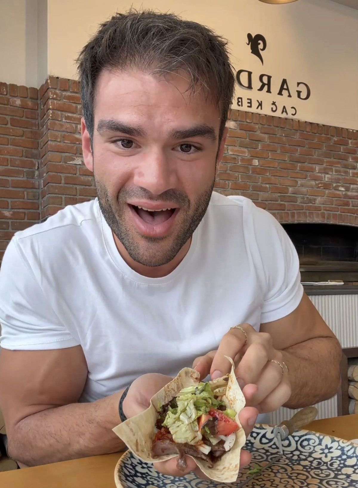 Sosyal Medya Fenomeni, Tek Oturuşta 36 Cağ Kebabıyla Rekor Kırdı! 2 Sosyal Medya Fenomeni, Tek Oturuşta 36 Cağ Kebabıyla Rekor Kırdı!