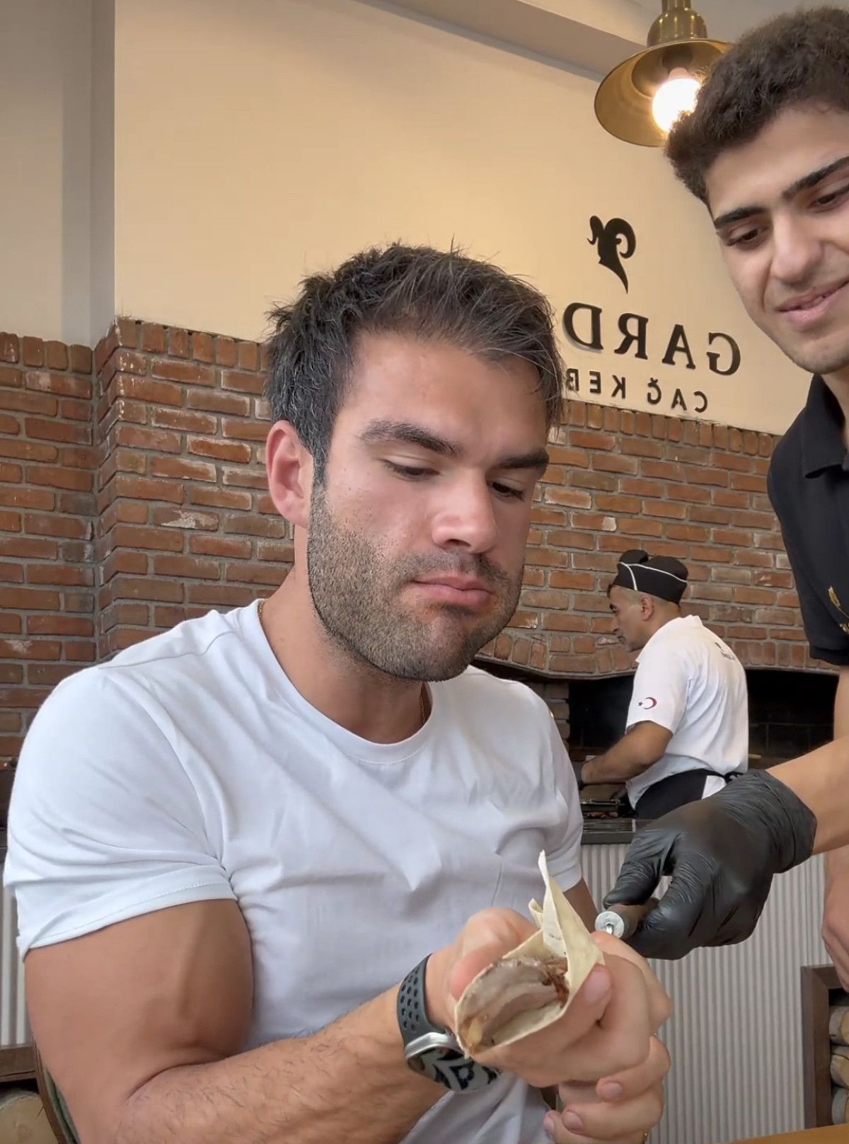 Sosyal Medya Fenomeni, Tek Oturuşta 36 Cağ Kebabıyla Rekor Kırdı! 3 Sosyal Medya Fenomeni, Tek Oturuşta 36 Cağ Kebabıyla Rekor Kırdı!