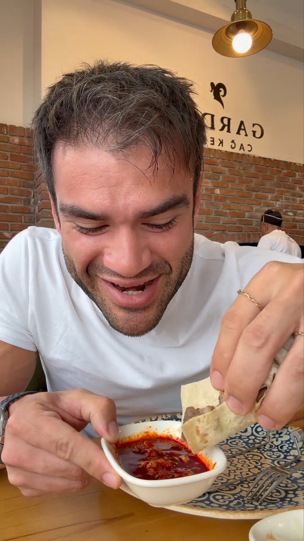 Sosyal Medya Fenomeni, Tek Oturuşta 36 Cağ Kebabıyla Rekor Kırdı! 4 Sosyal Medya Fenomeni, Tek Oturuşta 36 Cağ Kebabıyla Rekor Kırdı!