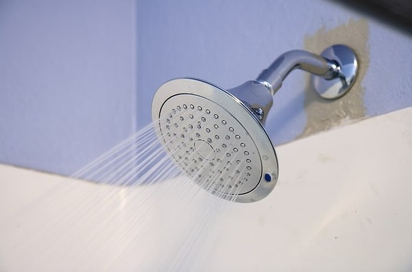 Sosyal Medya Tuzağı: Cildinizi Mahvedebilecek 5 Şok Edici Duş Yanlışını Keşfedin!