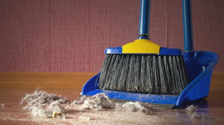 Süpürgeyi hiç böyle kullanmadınız! Evde işe yarayan kuaför tüyosu 1 Süpürgeyi hiç böyle kullanmadınız! Evde işe yarayan kuaför tüyosu