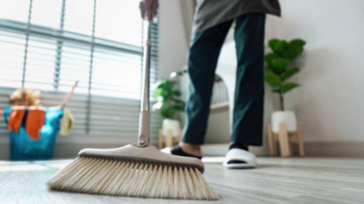 Süpürgeyi hiç böyle kullanmadınız! Evde işe yarayan kuaför tüyosu 2 Süpürgeyi hiç böyle kullanmadınız! Evde işe yarayan kuaför tüyosu