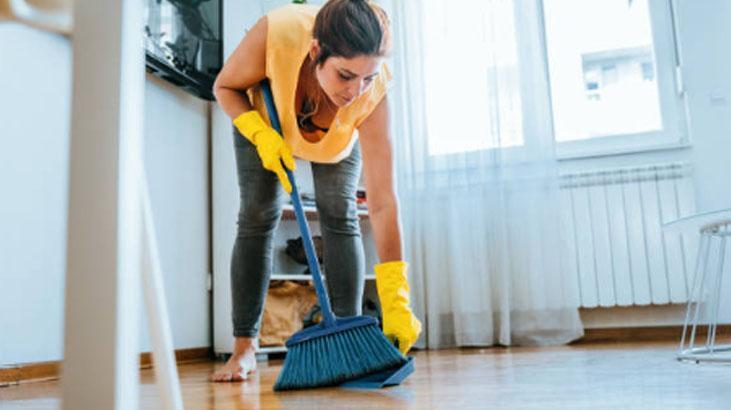 Süpürgeyi hiç böyle kullanmadınız! Evde işe yarayan kuaför tüyosu 4 Süpürgeyi hiç böyle kullanmadınız! Evde işe yarayan kuaför tüyosu