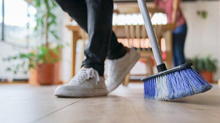 Süpürgeyi hiç böyle kullanmadınız! Evde işe yarayan kuaför tüyosu 5 Süpürgeyi hiç böyle kullanmadınız! Evde işe yarayan kuaför tüyosu