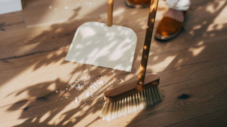 Süpürgeyi hiç böyle kullanmadınız! Evde işe yarayan kuaför tüyosu 6 Süpürgeyi hiç böyle kullanmadınız! Evde işe yarayan kuaför tüyosu