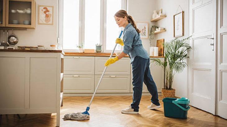 Süpürgeyi hiç böyle kullanmadınız! Evde işe yarayan kuaför tüyosu 7 Süpürgeyi hiç böyle kullanmadınız! Evde işe yarayan kuaför tüyosu