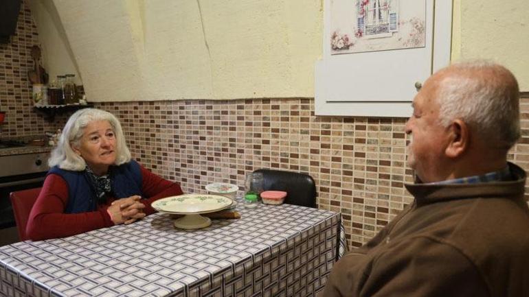 Tam 55 yıldır! Kocası bile söylediklerini anlamıyor: 'Farkında olmadan alışkanlık haline geldi' 1 Tam 55 yıldır! Kocası bile söylediklerini anlamıyor: 'Farkında olmadan alışkanlık haline geldi'