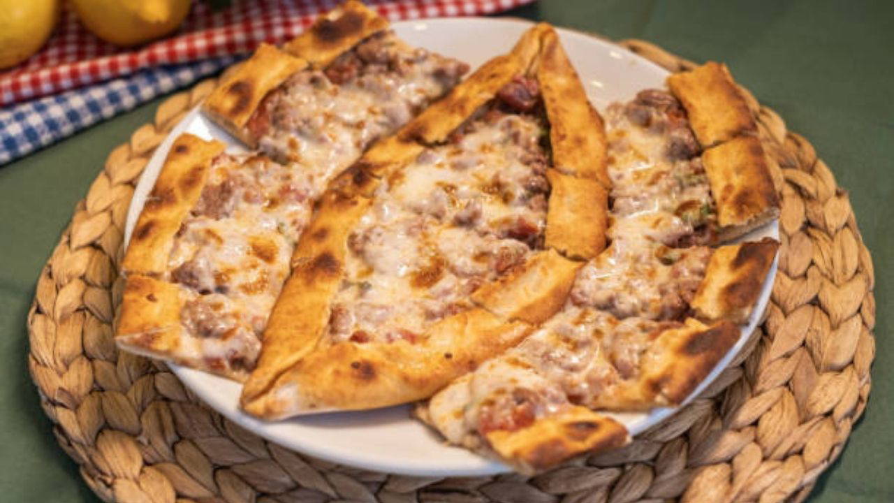 Taş fırın lezzeti mutfağınıza taşıyan tanım: Kuşbaşılı kaşarlı pide tanımı 1 Taş fırın lezzeti mutfağınıza taşıyan tanım: Kuşbaşılı kaşarlı pide tanımı