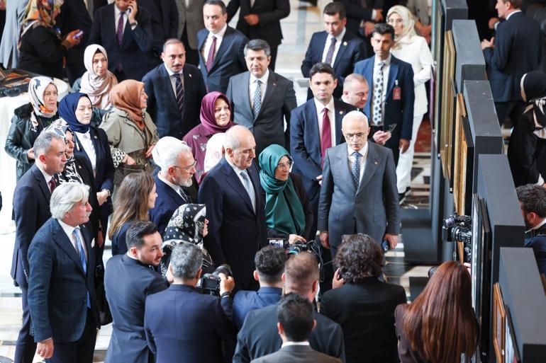 TBMM Başkanı Kurtulmuş, Meclis'teki "Hilalin Işığında" sergisini gezdi 2 TBMM Başkanı Kurtulmuş, Meclis'teki "Hilalin Işığında" sergisini gezdi