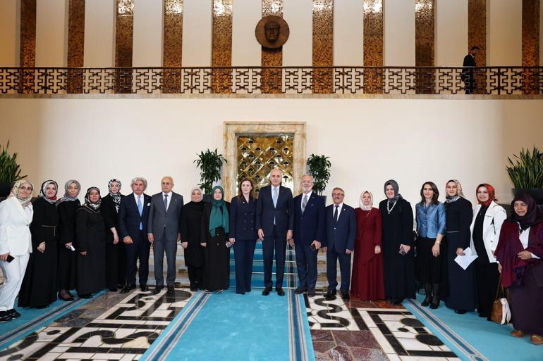 TBMM Başkanı Kurtulmuş, Meclis'teki "Hilalin Işığında" sergisini gezdi 3 TBMM Başkanı Kurtulmuş, Meclis'teki "Hilalin Işığında" sergisini gezdi