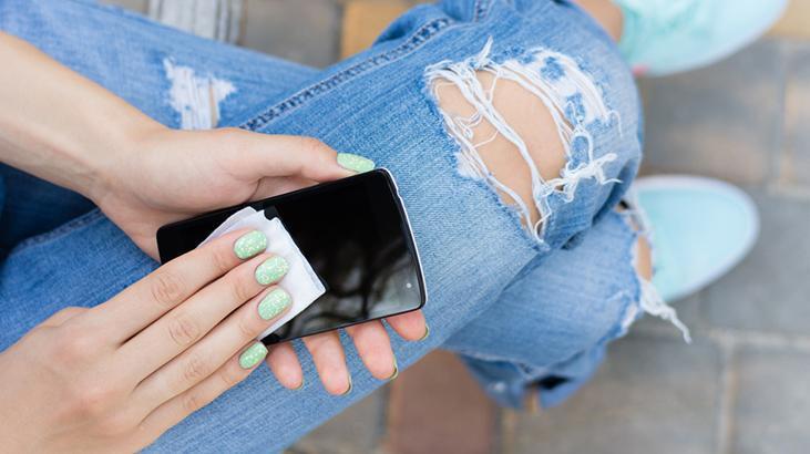 Telefondaki parmak izinden kurtulmak çok kolay! Sakın doğrudan ekrana sıkmayın