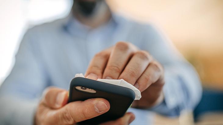 Telefondaki parmak izinden kurtulmak çok kolay! Sakın doğrudan ekrana sıkmayın