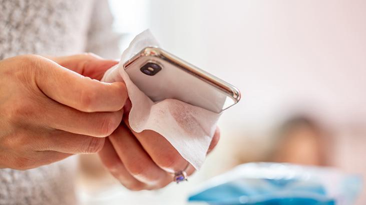 Telefondaki parmak izinden kurtulmak çok kolay! Sakın doğrudan ekrana sıkmayın