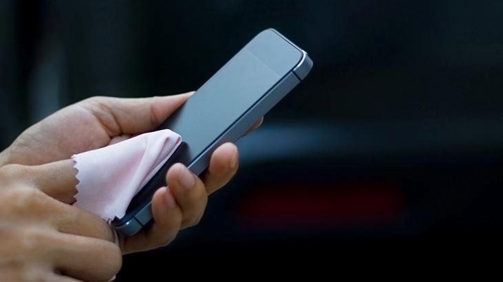 Telefondaki parmak izinden kurtulmak çok kolay! Sakın doğrudan ekrana sıkmayın