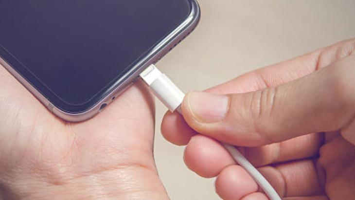 Telefonun ömrünü 8 yıl uzatıyor! Pili koruyup, ters koyun: Şarjı 100 yapan yandı