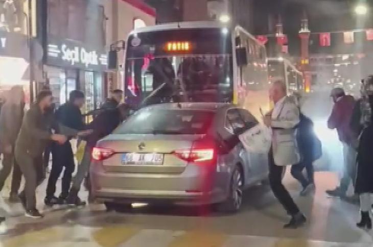 Ters yöne girip dehşet saçan alkollü sürücüyü çevredekiler darbetti