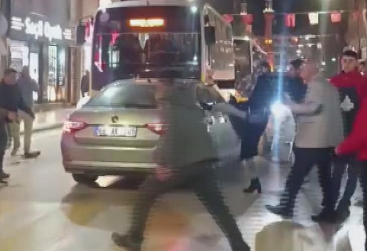 Ters yöne girip dehşet saçan alkollü sürücüyü çevredekiler darbetti