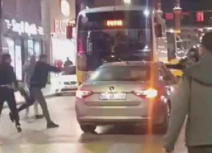 Ters yöne girip dehşet saçan alkollü sürücüyü çevredekiler darbetti