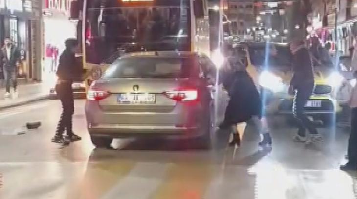 Ters yöne girip dehşet saçan alkollü sürücüyü çevredekiler darbetti