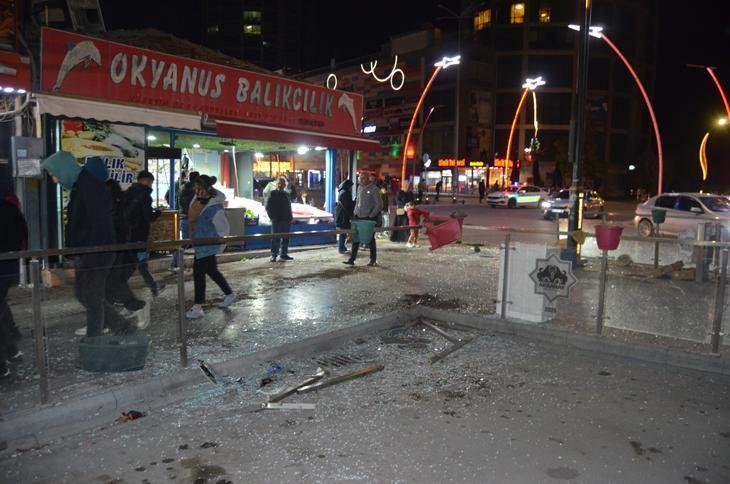 Ters yöne girip dehşet saçan alkollü sürücüyü çevredekiler darbetti