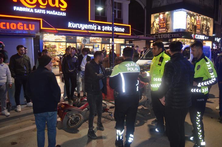 Ters yöne girip dehşet saçan alkollü sürücüyü çevredekiler darbetti