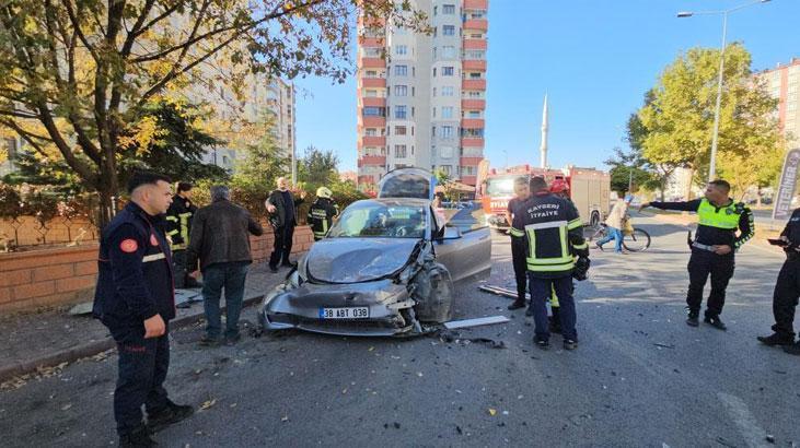 Tesla ile hız denerken aracı perte çıkardı 2 Tesla ile hız denerken aracı perte çıkardı