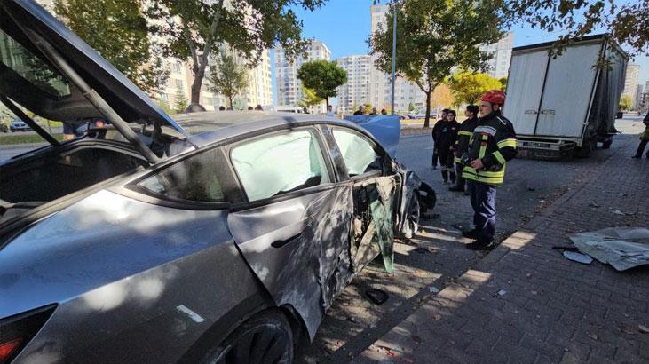 Tesla ile hız denerken aracı perte çıkardı 8 Tesla ile hız denerken aracı perte çıkardı