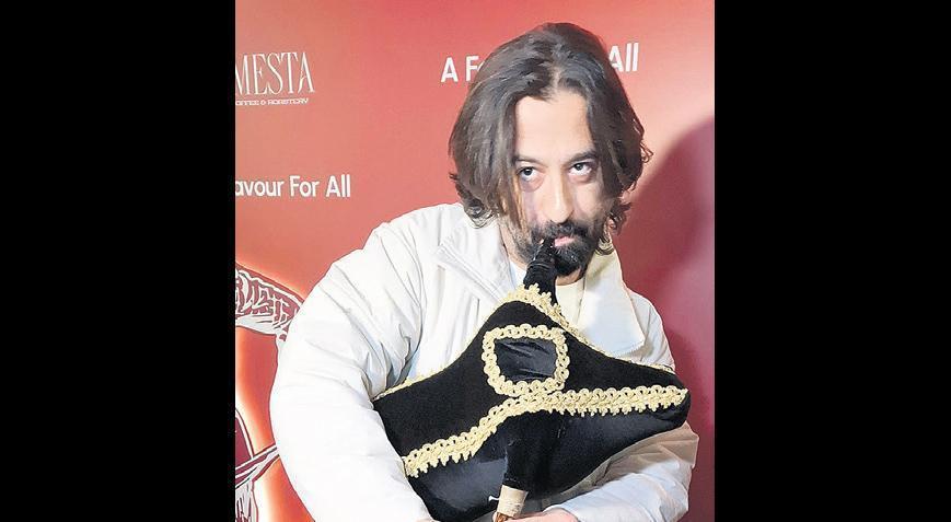 Tezgâhta karpuz satıyor