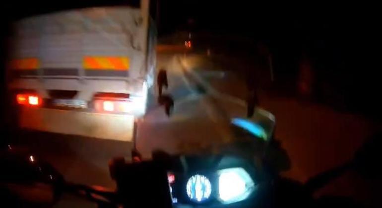 Trafikte sinir krizi! 'Canım sıkkın' deyip motosikletliyi darbetti 1 Trafikte sinir krizi! 'Canım sıkkın' deyip motosikletliyi darbetti