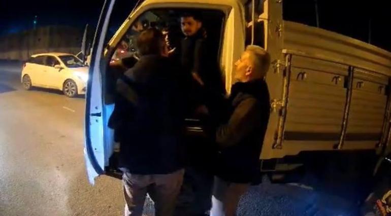 Trafikte sinir krizi! 'Canım sıkkın' deyip motosikletliyi darbetti 2 Trafikte sinir krizi! 'Canım sıkkın' deyip motosikletliyi darbetti