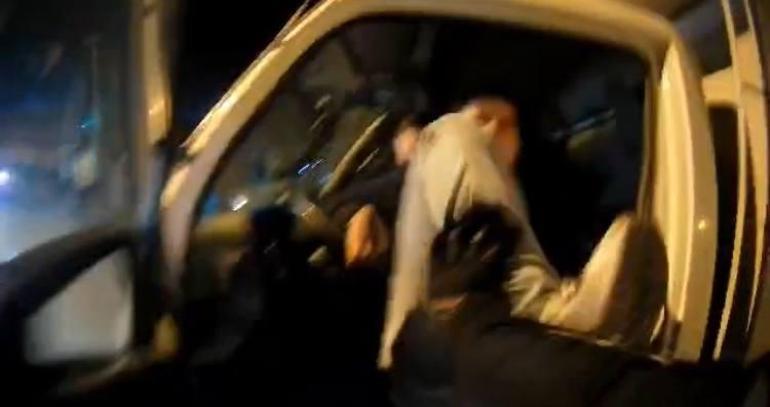 Trafikte sinir krizi! 'Canım sıkkın' deyip motosikletliyi darbetti 3 Trafikte sinir krizi! 'Canım sıkkın' deyip motosikletliyi darbetti