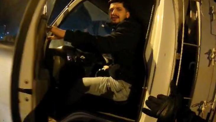 Trafikte sinir krizi! ‘Canım sıkkın’ deyip motosikletliyi darbetti