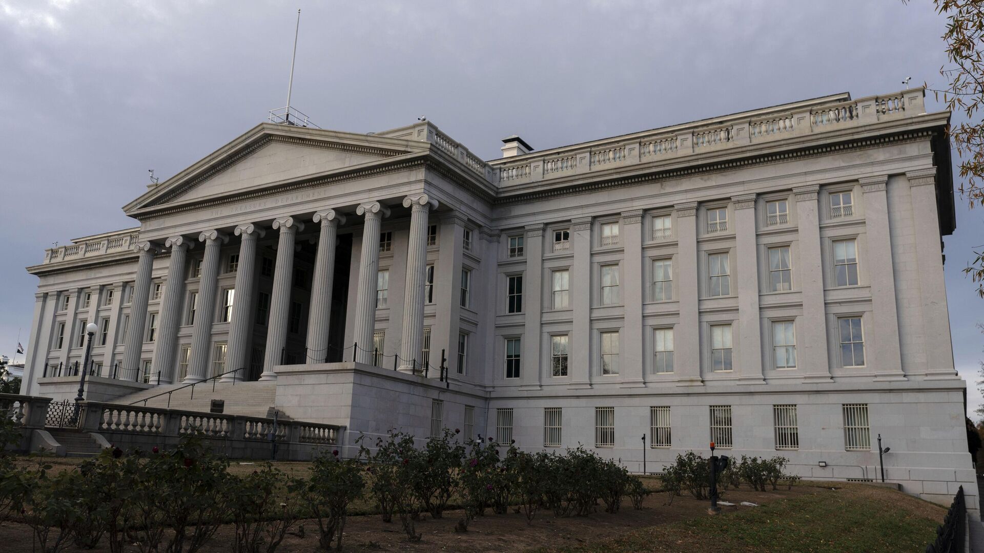 Trump idaresi, İran’la ilişkili olduğu teziyle 14 kişi ve 24 kuruluşa yönelik yeni yaptırımlar açıkladı