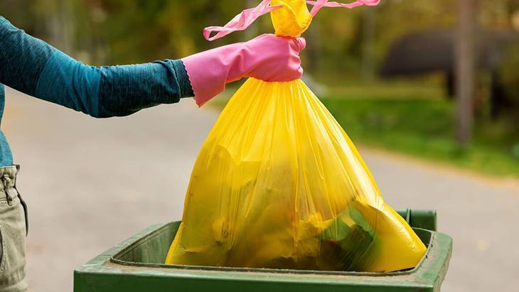 Tüm Türkiye bu detayı atlamış! Çöp poşetini böyle takarsanız asla kaymıyor